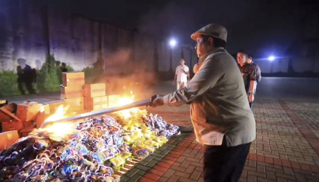 Kepala BPJPH Haikal Hassan Musnahkan Produk Mengandung Porcine. Foto: Dok. BPJPH