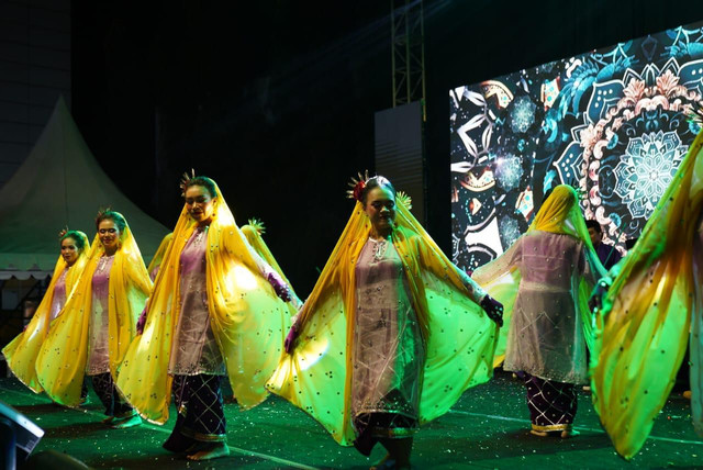 Penampilan Tarian 'Pesona Pontianak Kemilau Khatulistiwa' mengantarkan Kota Pontianak meraih Juara III Penampilan Terbaik pada Indonesian International Arts Festival APEKSI 2025 di Surabaya. Foto: Dok. Prokopim Pemkot Pontianak