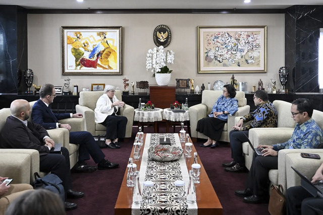 Menteri Keuangan Sri Mulyani dalam pertemuan dengan UK Special Representative for Climate, Rachel Kyte, dan Duta Besar Inggris untuk Indonesia, Dominic Jermey, di kantor Kementerian Keuangan, Jumat (9/5/2025). Foto: Instagram/ @smindrawati