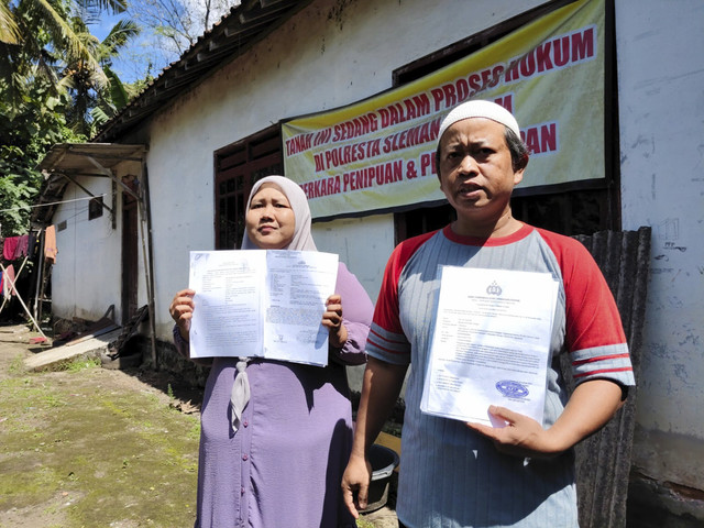 Seorang guru honorer bernama Hedi Ludiman (49) dan istrinya Evi Fatimah (38) di Sleman jadi korban mafia tanah. Berjuang 12 tahun tapi sertifikat tak kunjung kembali, Senin (12/5/2025). Foto: Arfiansyah Panji Purnandaru/kumparan