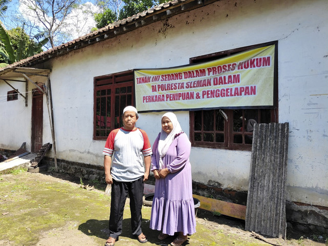 Seorang guru honorer bernama Hedi Ludiman (49) dan istrinya Evi Fatimah (38) di Sleman jadi korban mafia tanah. Berjuang 12 tahun tapi sertifikat tak kunjung kembali, Senin (12/5/2025). Foto: Arfiansyah Panji Purnandaru/kumparan
