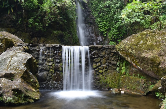 Air Terjun Grenjengan. Foto Hanya Ilustrasi, Bukan Sebenarnya. Sumber Foto: Unsplash.com/Aliko Sunawang
