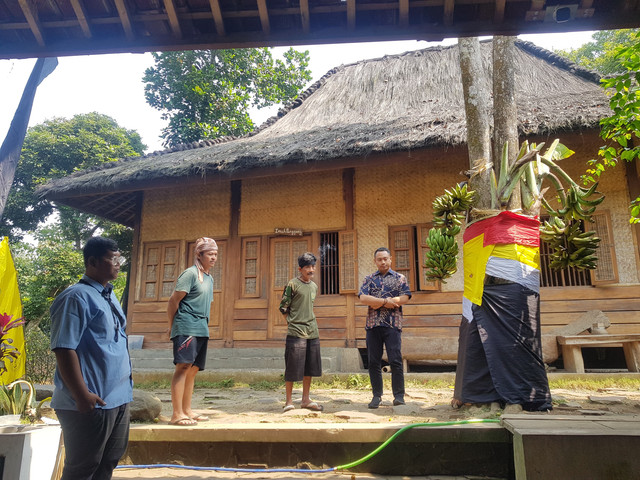 Bersama Ayah Widiya Tokoh Adat 