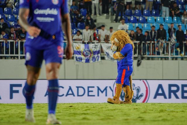 Maskot Arema FC melintasi lapangan seusai timnya kalah melawan Persik Kediri dalam pertandingan BRI Liga 1 di Stadion Kanjuruhan, Kabupaten Malang, Jawa Timur, Minggu (11/5/2025). Foto: Irfan Sumanjaya/ANTARA FOTO