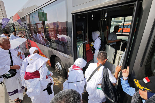 Jemaah haji Indonesia bersiap menaiki bus selawat seusai menunaikan umrah wajib di Masjidil Haram di terminal Syib Amir, Makkah, Arab Saudi, Minggu (11/5/2025).  Foto: Andika Wahyu/ANTARA FOTO