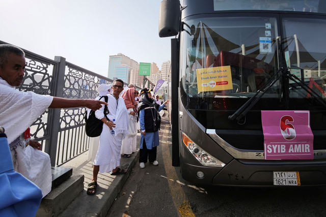 Jemaah haji Indonesia bersiap menaiki bus selawat seusai menunaikan umrah wajib di Masjidil Haram di terminal Syib Amir, Makkah, Arab Saudi, Minggu (11/5/2025).  Foto: Andika Wahyu/ANTARA FOTO