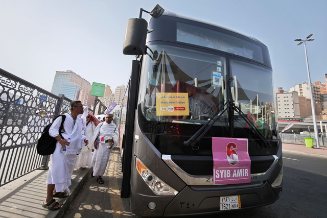 Jemaah haji Indonesia bersiap menaiki bus selawat seusai menunaikan umrah wajib di Masjidil Haram di terminal Syib Amir, Makkah, Arab Saudi, Minggu (11/5/2025).  Foto: Andika Wahyu/ANTARA FOTO