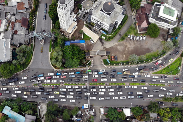 Foto udara antrean kendaraan saat diberlakukan sistem satu arah (One Way) di Jalan Raya Puncak, Gadog, Kabupaten Bogor, Jawa Barat, Senin (12/5/2025). Foto: Yulius Satria Wijaya/ANTARA FOTO