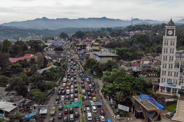Foto udara antrean kendaraan saat diberlakukan sistem satu arah (one way) di Jalan Raya Puncak, Gadog, Kabupaten Bogor, Jawa Barat, Senin (12/5/2025). Foto: Yulius Satria Wijaya/ANTARA FOTO