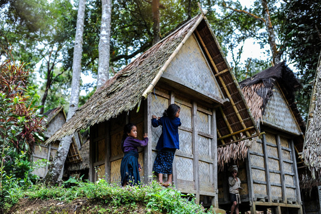 Dua anak Baduy bermain di sekitar leuit di Cibeo, Lebak, Banten. Foto: Muhammad Bagus Khoirunas/ANTARA FOTO