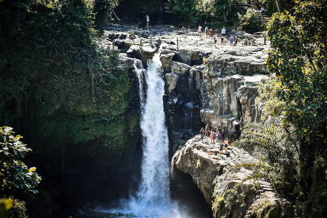 Curug Lembah Pelangi. Foto hanya ilustrasi, bukan tempat sebenarnya. Sumber: unsplash.com/Shravan Yelburgi.