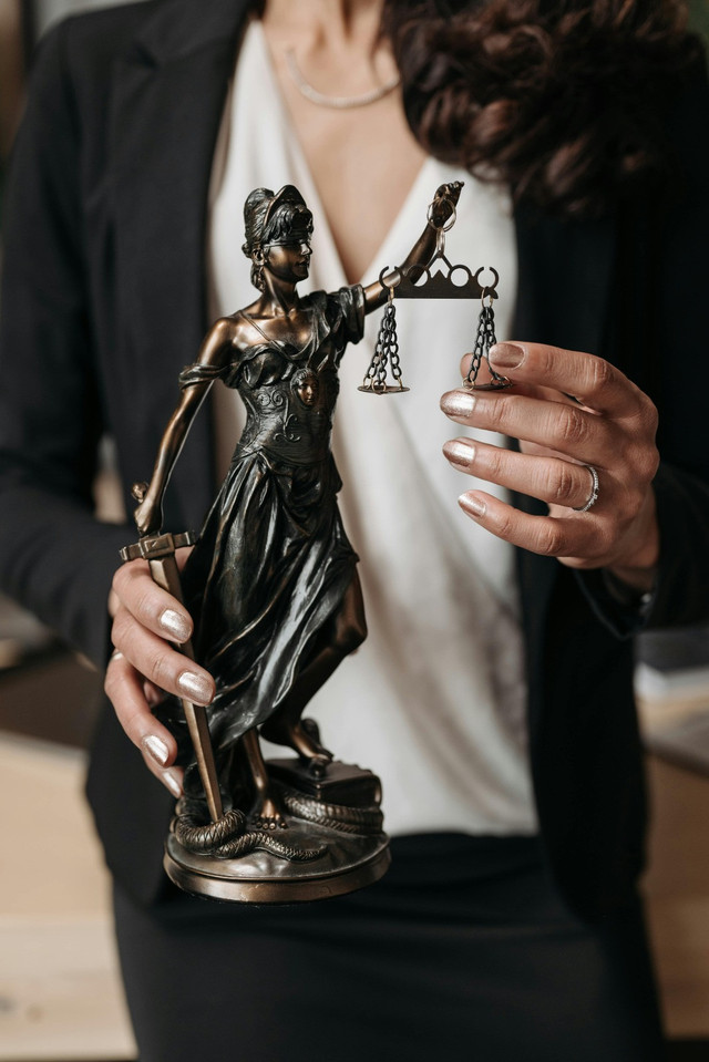 Foto oleh Pavel Danilyuk: https://www.pexels.com/id-id/foto/tangan-memegang-arca-hukum-8111818/