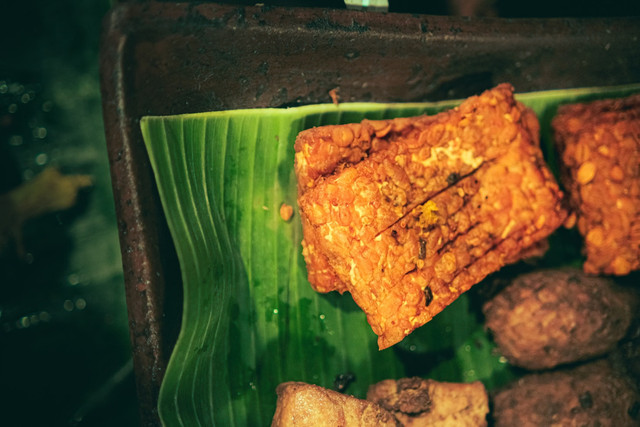 Ilustrasi Tips Menggoreng Tempe agar Tetap Renyah, Foto: Unsplash/Fairuz Naufal Zaki