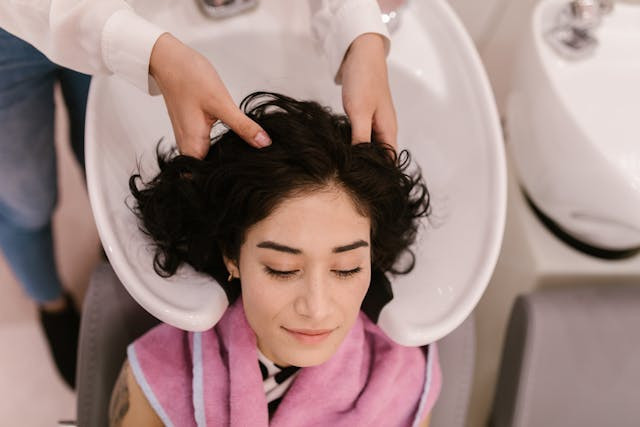 Ilustrasi rekomendasi shampo untuk rambut low porosity. Sumber: www.pexels.com