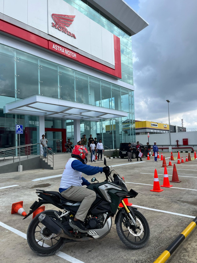 Para peserta mengikuti kompetisi safety riding yang digelar Asmo Kalbar. Foto: Dok. Asmo Kalbar