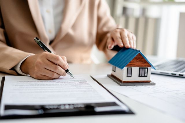 Ilustrasi keringanan pembayaran PBB lewat perhitungan Nilai Jual Objek Pajak Tidak Kena Pajak. Foto: Shutterstock