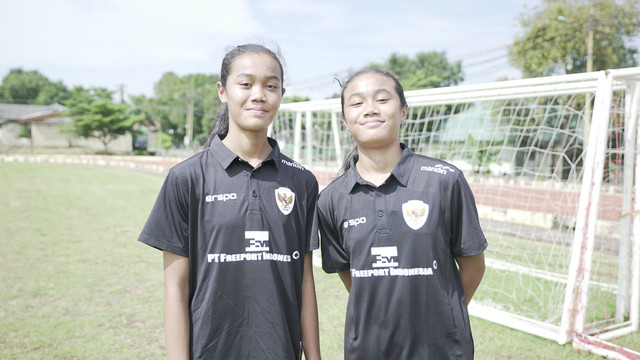Jazlyn (kiri) dan Jezlyn (kanan), si kembar di Timnas Wanita Indonesia. Foto: Kumparan/Andi Fajar