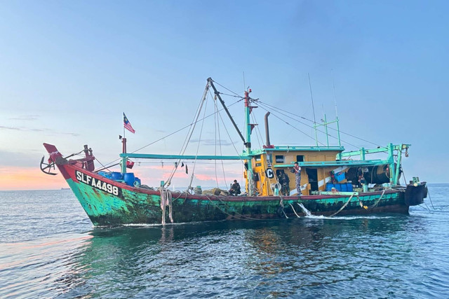 KRI Bontang-907 menangkap Kapal Ikan Asing (KIA) berbendera Malaysia, SLFA 4498. Foto: Dok. Istimewa