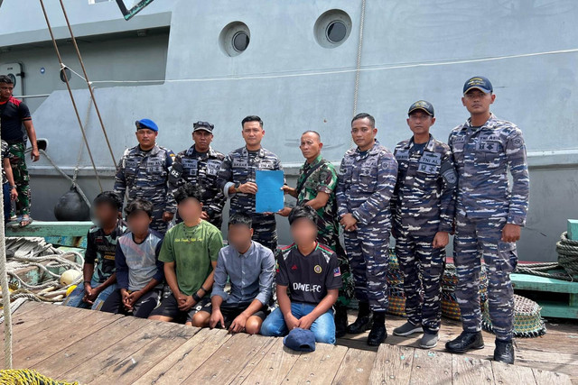 KRI Bontang-907 menangkap Kapal Ikan Asing (KIA) berbendera Malaysia, SLFA 4498. Foto: Dok. Istimewa