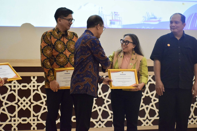 Direktur Eksekutif Plan Indonesia Dini Widiastuti menerima penghargaan dari Pemda DIY dok Plan Indonesia
