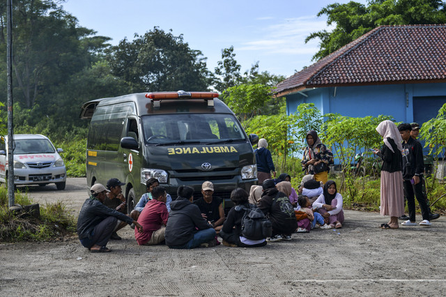 Keluarga korban ledakan pemusnahan amunisi menunggu pemulangan jenazah di RSUD Pameungpeuk, Kabupaten Garut, Jawa Barat, Selasa (13/5/2025). Foto: Raisan Al Farisi/ANTARA FOTO