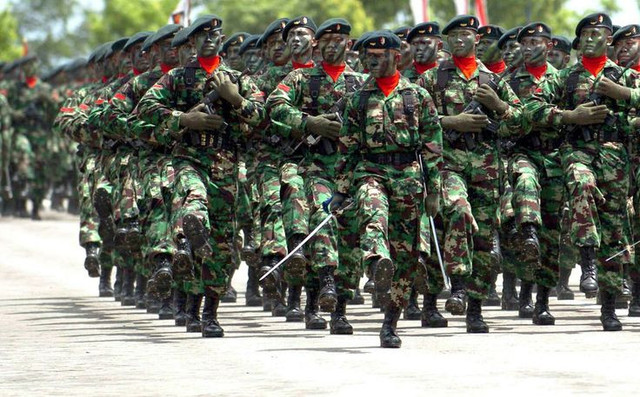 Foto: Barisan Tentara Negara Indonesia Beserta Senjatanya, Sumber Gambar: Dokumen Pribadi