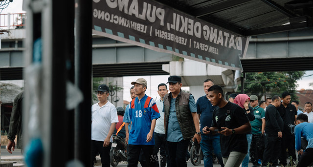 Wali Kota Palembang, Ratu Dewa, bersama camat dan sejumlah kepala OPD jalan kaki meninjau sejumlah lokasi. (ist)