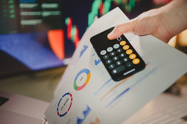 ilustrasi bagaimana analisis laporan keuangan dapat membantu dalam pengambilan keputusan investasi. sumber: unsplash/jakub zerdzicki
