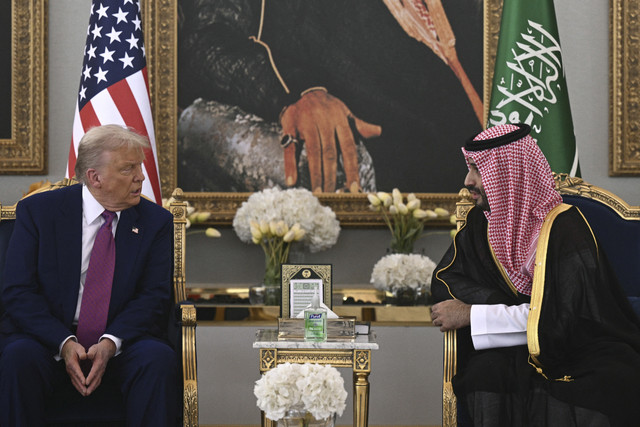 Putra Mahkota sekaligus perdana menteri Arab Saudi Mohammed bin Salman berbincang dengan Presiden Amerika Serikat Donald Trump saat melakukan pertemuan di Riyadh, Arab Saudi, Selasa (13/5/2025). Foto: Brendan Smialowski/AFP