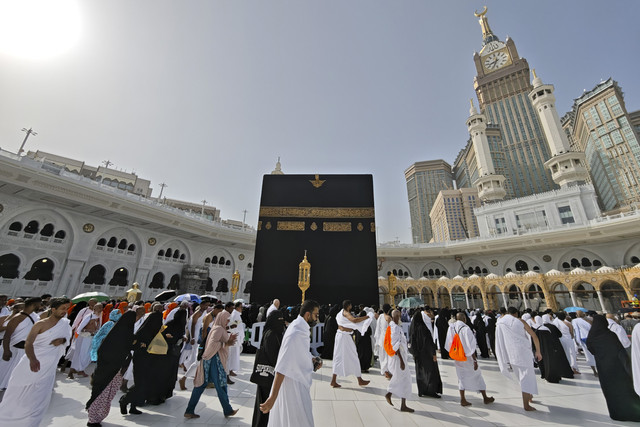 Jemaah haji saat melakukan tawaf mengelilingi Ka'bah. Foto: Dok. Media Center Haji