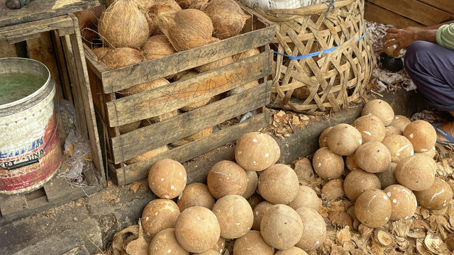 Dagangan kelapa bulat dan kelapa parut di Pasar Sore Kebayoran, Jakarta Selatan, Selasa (13/5/2025). Foto: Najma Ramadhanya/kumparan