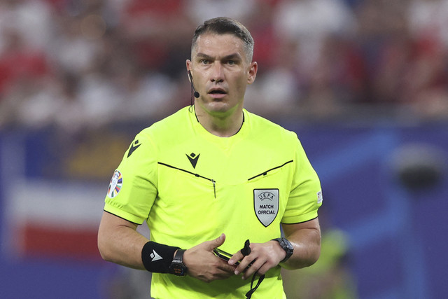 Wasit Rumania Istvan Kovacs. Foto: Ronny Hartmann/AFP