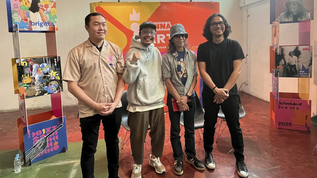 Seniman visual Muchlis Fachri alias Muklay resmi ditunjuk mejadi juri di ajang FINNA Art of the Year 2025. Foto: Vincentius Mario/kumparan