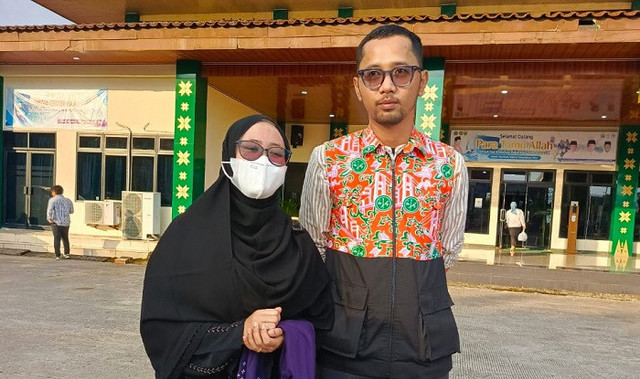 Sarah ditemani sang suami, Untung Bekti Nugroho. Foto : Dok. PPIH Embarkasi Palembang