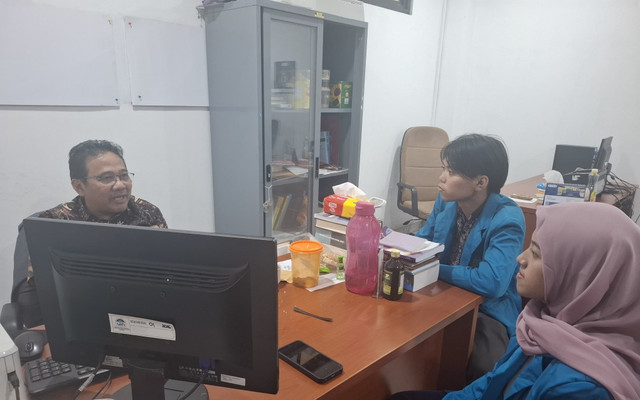 Ilustrasi Mahasiswa sedang Melakukan wawancara kepada Pustakawan Perpustakaan Fakultas Ilmu Tarbiyah dan Keguruan UIN Syarif Hidayatullah, sumber : dokumen pribadi 