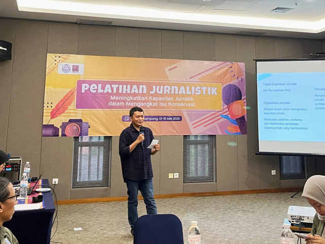 Ketua AJI Bandar Lampung, Dian Wahyu Kusuma dalam kegiatan pelatihan jurnalisme konservasi satwa liar | Foto : Eka Febriani / Lampung Geh