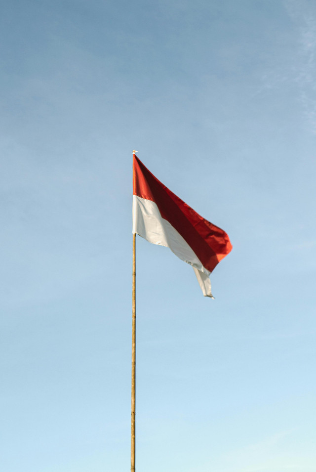 Foto oleh Pi Rancis dari Pexels: https://www.pexels.com/id-id/foto/bendera-indonesia-di-latar-belakang-langit-biru-cerah-32029634/