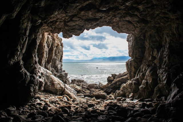 Goa Tabuhan Pacitan. Foto Hanya Ilustrasi, Bukan Sebenarnya. Sumber Foto: Unsplash.com/Devon Janse van Rensburg