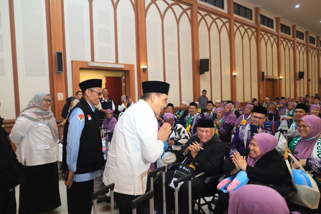 Wakil Menteri Agama Romo HR Muhammad Syafii di Asrama Haji Pondok Gede, Jakarta, Senin (12/5/2025). Foto: Dok. Kemenag