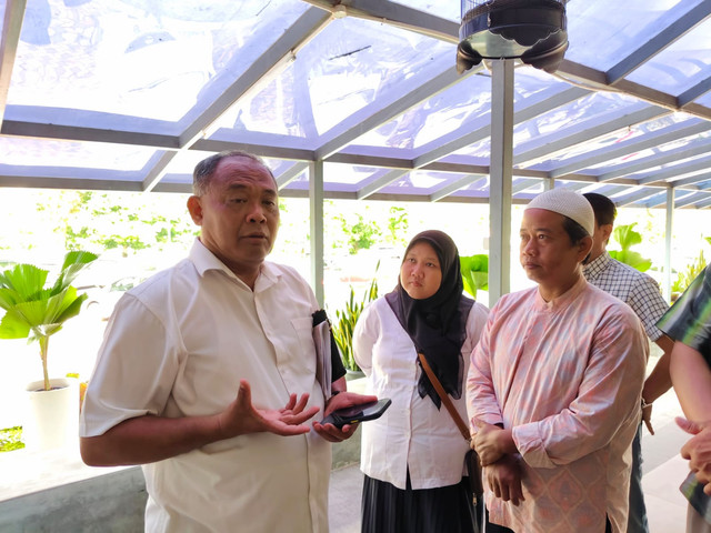 Seorang guru honorer swasta bernama Hedi Ludiman (49) dan istrinya Evi Fatimah (38) yang korban mafia tanah mengadu ke Bupati Sleman Harda Kiswaya, Rabu (14/5). Foto: Arfiansyah Panji Purnandaru/kumparan