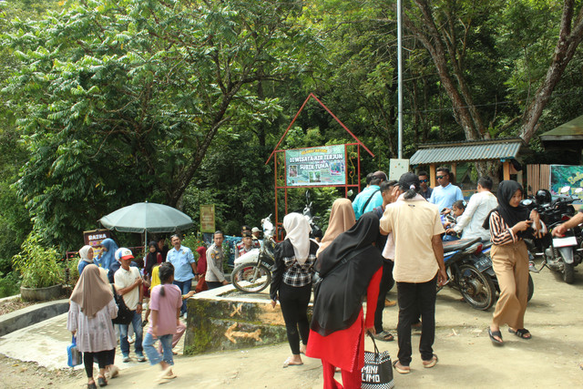 Parkir Liar di Air Terjun Subik Tuha. Sumber: Foto Pribadi Penulis