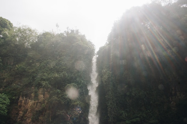 Curug Titang. Foto hanyalah ilustrasi, bukan tempat yang sebenarnya. Sumber: Unsplash/Muhammad Ruqi Yaddin