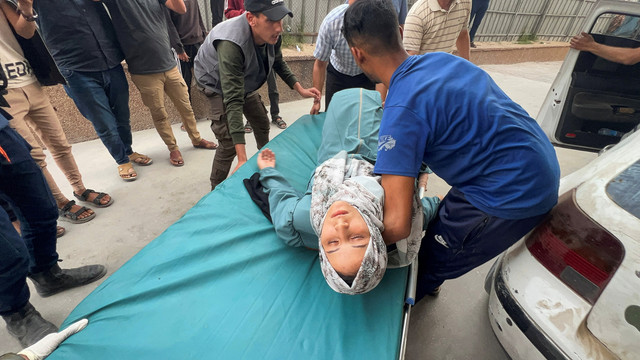 Seorang wanita Palestina yang terluka ditempatkan di atas tandu, setelah Rumah Sakit Eropa rusak sebagian akibat serangan udara Israel, menurut Kementerian Kesehatan Gaza, di Rumah Sakit Nasser di Khan Younis, di Jalur Gaza selatan, 13 Mei 2025. Foto: REUTERS/Stringer