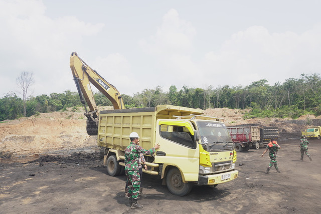PT Bukit Asam melakukan penindakan terhadap penambangan tanpa izin di wilayah IUP Banko Tengah Blok B, area Lengi, Desa Penyandingan, Kecamatan Tanjung Agung, Kabupaten Muara Enim. Foto: Dok. Bukit Asam