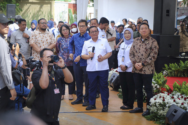 Gubernur DKI Jakarta bersama Menteri Kesehatan Budi Gunadi Sadikin meresmikan layanan kesehatan warga jakarta di Rusun Tanah Tinggi, Johar Baru, Jakarta, Rabu (13/5/2025). Foto: Iqbal Firdaus/kumparan
