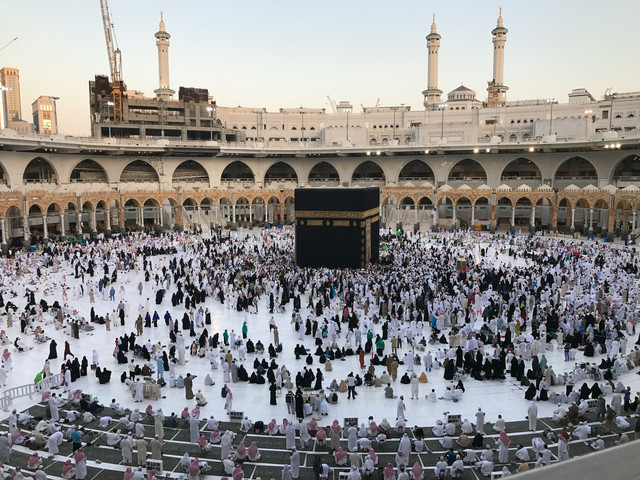 Hotel di Mekkah dekat Masjidil Haram. Foto suasana peziarah yang melaksanakan ibadah umrah di Mekkah. Sumber: Unsplash/Tasnim Umar