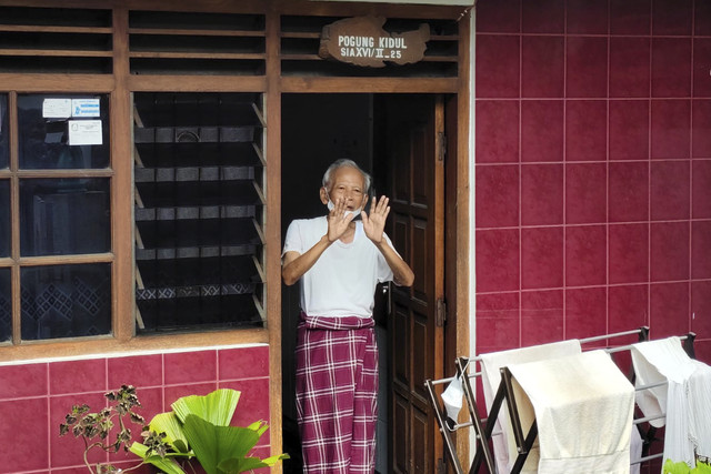 Kasmudjo (76), dosen pembimbing Jokowi, yang digugat ke PN Sleman soal ijazah Jokowi saat ditemui di rumahnya di Pogung Kidul, Mlati, Kabupaten Sleman, Rabu (14/5/2025). Foto: Arfiansyah Panji Purnandaru/kumparan