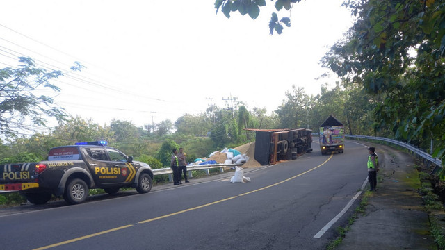Kecelakaan lalu lintas tunggal di Jalan Raya Bojonegoro-Ngawi, turut Desa Meduri, Kecamatan Margomulyo, Kabupaten Bojonegoro, Jawa Timur. Rabu (14/05/2025). (Aset: Istimewa)
