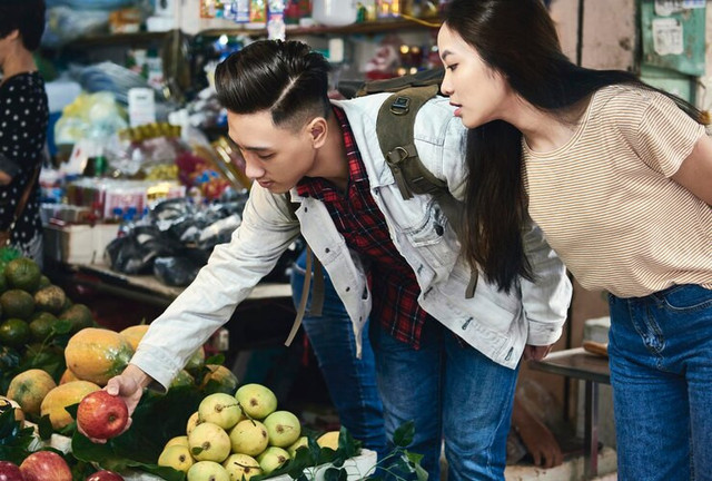 Sumber: https://www.freepik.com/premium-photo/couple-buying-fruits-market_116490281.htm#fromView=search&page=1&position=13&uuid=e050aa27-c75e-4ff4-9636-e1cfccc96857&query=Harga+Bukan+Lagi+Raja%3A+Ketika+Preferensi+Emosional+Mengalahkan+Rasionalitas+Pasar