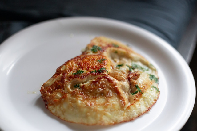 Ilustrasi tips menggoreng telur dadar agar tidak berminyak, foto: unsplash/ANIRUDH